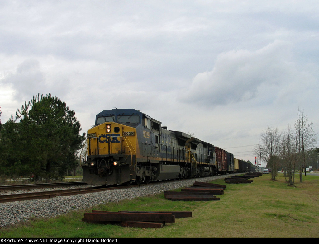 CSX 9029 leads a southbound train